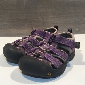 KEEN Girls Sandal Closed Toe Purple & Black Size 7